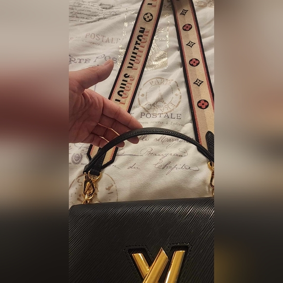 Louis Vuitton Twist MM purse - Picture 8 of 9